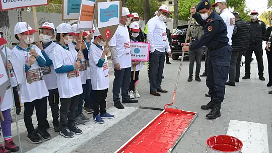 Fethiye'de yaya geçitlerine kırmızı çizgi uygulaması
