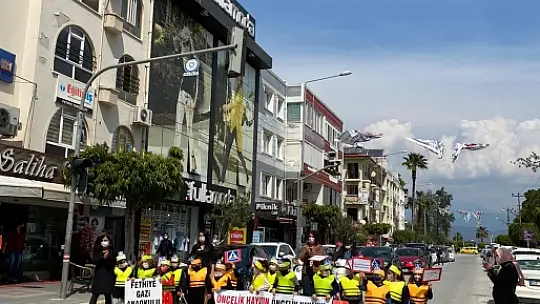 Covid manileri söyleyip yaya farkındalığı oluşturdular
