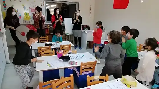 Covid manileri söyleyip yaya farkındalığı oluşturdular