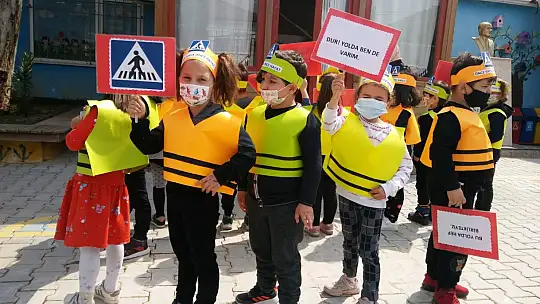Covid manileri söyleyip yaya farkındalığı oluşturdular