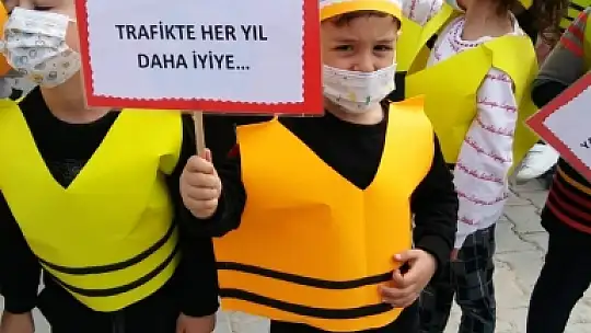 Covid manileri söyleyip yaya farkındalığı oluşturdular