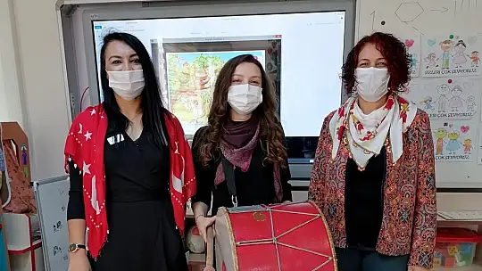 Covid manileri söyleyip yaya farkındalığı oluşturdular