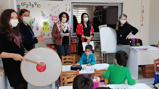 Covid manileri söyleyip yaya farkındalığı oluşturdular