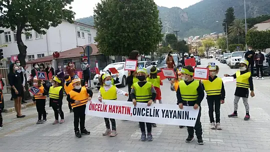 Covid manileri söyleyip yaya farkındalığı oluşturdular