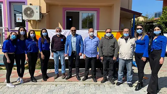 Elit, otizmli çocuklar için maviye büründü