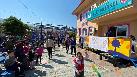 Elit, otizmli çocuklar için maviye büründü