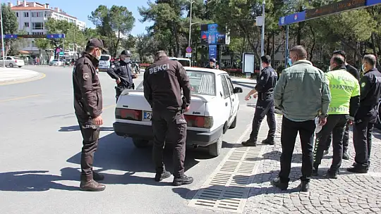 Muğla Valiliği önünde kendine bıçakla zarar verdi