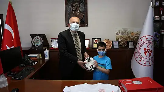 Onlıne İstiklal Marşı Okuma Yarışması ve Halk Oyunları yarışmasında dereceye giren yarışmacılar ödüllerini aldılar
