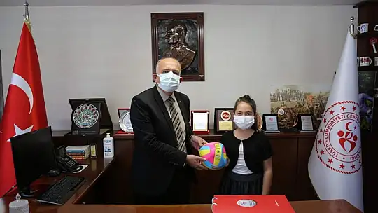 Onlıne İstiklal Marşı Okuma Yarışması ve Halk Oyunları yarışmasında dereceye giren yarışmacılar ödüllerini aldılar