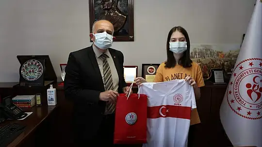 Onlıne İstiklal Marşı Okuma Yarışması ve Halk Oyunları yarışmasında dereceye giren yarışmacılar ödüllerini aldılar