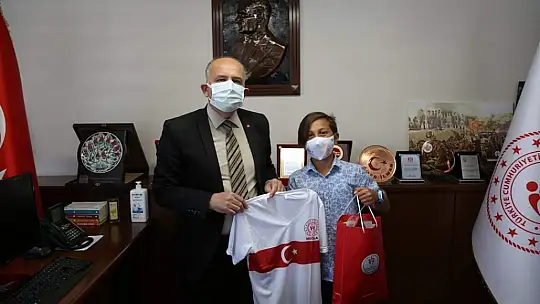 Onlıne İstiklal Marşı Okuma Yarışması ve Halk Oyunları yarışmasında dereceye giren yarışmacılar ödüllerini aldılar