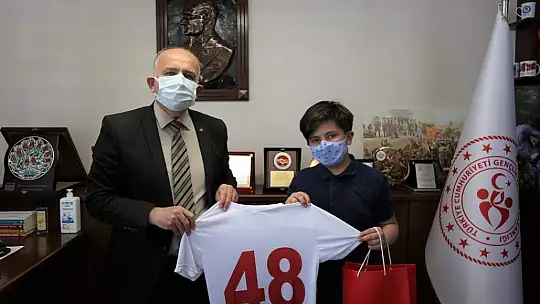 Onlıne İstiklal Marşı Okuma Yarışması ve Halk Oyunları yarışmasında dereceye giren yarışmacılar ödüllerini aldılar