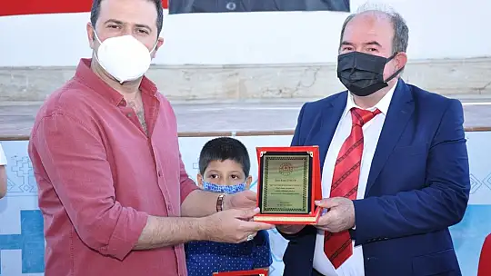 Okuma Yarışmasında başarılı olan öğrencilere hediyeleri törenle takdim edildi