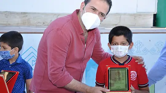 Okuma Yarışmasında başarılı olan öğrencilere hediyeleri törenle takdim edildi