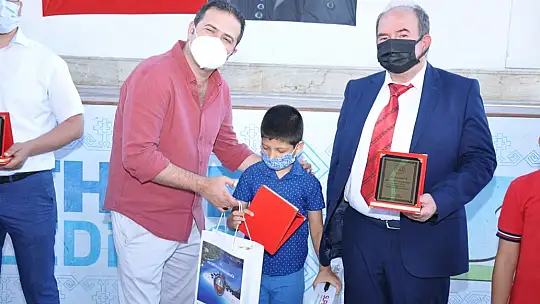 Okuma Yarışmasında başarılı olan öğrencilere hediyeleri törenle takdim edildi
