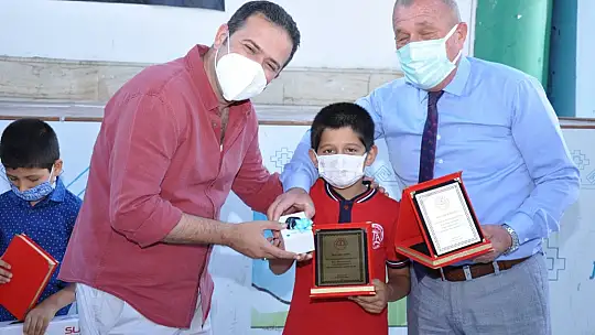 Okuma Yarışmasında başarılı olan öğrencilere hediyeleri törenle takdim edildi