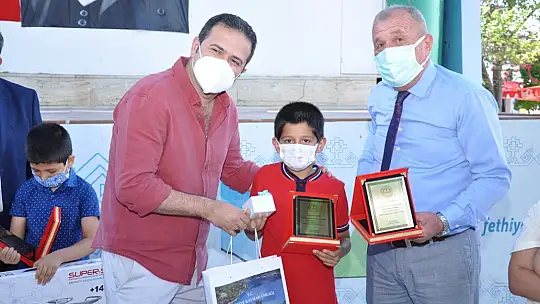 Okuma Yarışmasında başarılı olan öğrencilere hediyeleri törenle takdim edildi