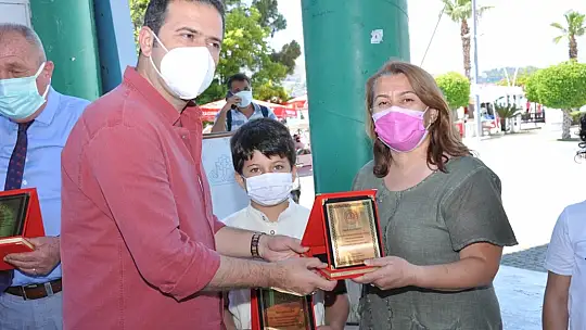Okuma Yarışmasında başarılı olan öğrencilere hediyeleri törenle takdim edildi