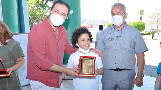 Okuma Yarışmasında başarılı olan öğrencilere hediyeleri törenle takdim edildi