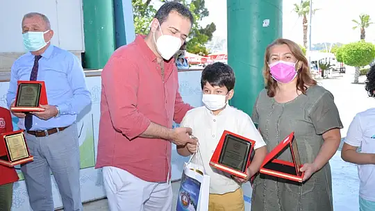 Okuma Yarışmasında başarılı olan öğrencilere hediyeleri törenle takdim edildi