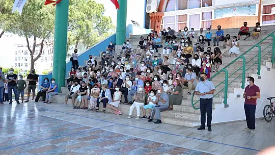 Okuma Yarışmasında başarılı olan öğrencilere hediyeleri törenle takdim edildi