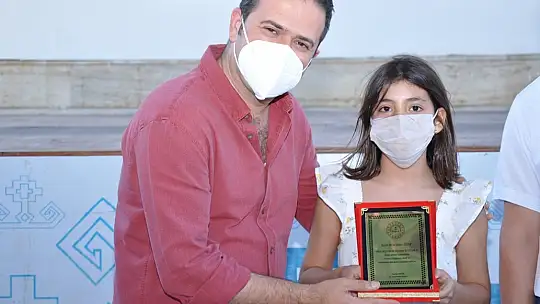Okuma Yarışmasında başarılı olan öğrencilere hediyeleri törenle takdim edildi
