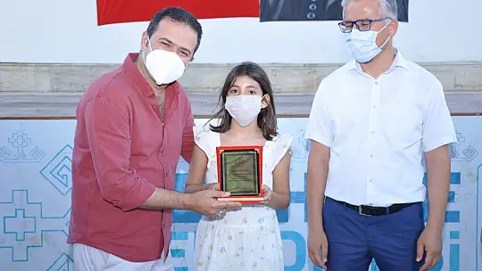 Okuma Yarışmasında başarılı olan öğrencilere hediyeleri törenle takdim edildi