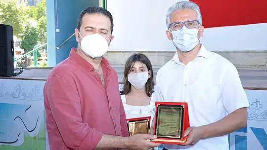 Okuma Yarışmasında başarılı olan öğrencilere hediyeleri törenle takdim edildi