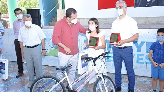 Okuma Yarışmasında başarılı olan öğrencilere hediyeleri törenle takdim edildi