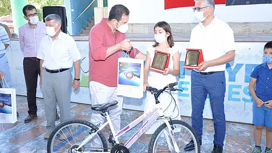 Okuma Yarışmasında başarılı olan öğrencilere hediyeleri törenle takdim edildi