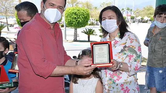 Okuma Yarışmasında başarılı olan öğrencilere hediyeleri törenle takdim edildi