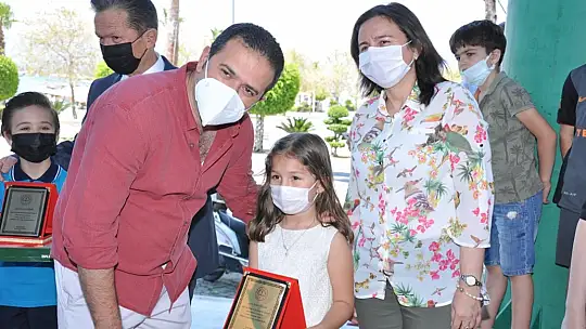 Okuma Yarışmasında başarılı olan öğrencilere hediyeleri törenle takdim edildi