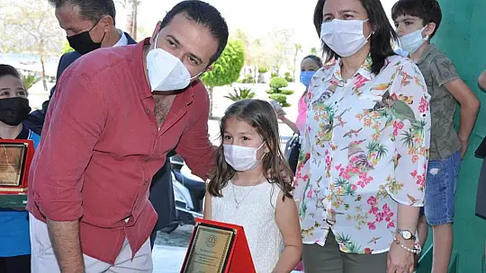 Okuma Yarışmasında başarılı olan öğrencilere hediyeleri törenle takdim edildi