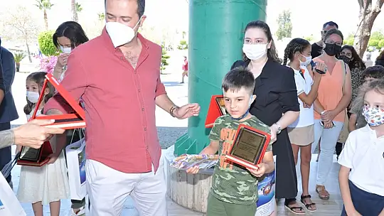 Okuma Yarışmasında başarılı olan öğrencilere hediyeleri törenle takdim edildi