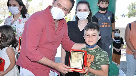 Okuma Yarışmasında başarılı olan öğrencilere hediyeleri törenle takdim edildi
