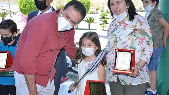 Okuma Yarışmasında başarılı olan öğrencilere hediyeleri törenle takdim edildi