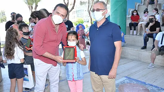 Okuma Yarışmasında başarılı olan öğrencilere hediyeleri törenle takdim edildi