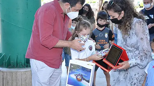 Okuma Yarışmasında başarılı olan öğrencilere hediyeleri törenle takdim edildi