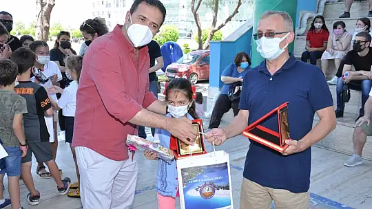 Okuma Yarışmasında başarılı olan öğrencilere hediyeleri törenle takdim edildi