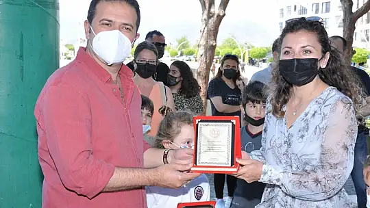 Okuma Yarışmasında başarılı olan öğrencilere hediyeleri törenle takdim edildi