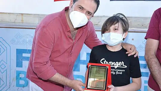 Okuma Yarışmasında başarılı olan öğrencilere hediyeleri törenle takdim edildi