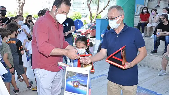 Okuma Yarışmasında başarılı olan öğrencilere hediyeleri törenle takdim edildi