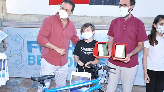 Okuma Yarışmasında başarılı olan öğrencilere hediyeleri törenle takdim edildi