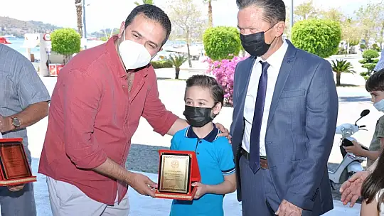 Okuma Yarışmasında başarılı olan öğrencilere hediyeleri törenle takdim edildi
