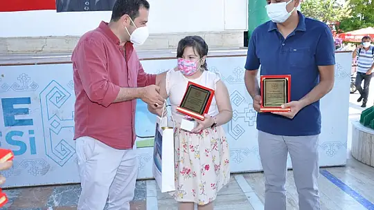 Okuma Yarışmasında başarılı olan öğrencilere hediyeleri törenle takdim edildi