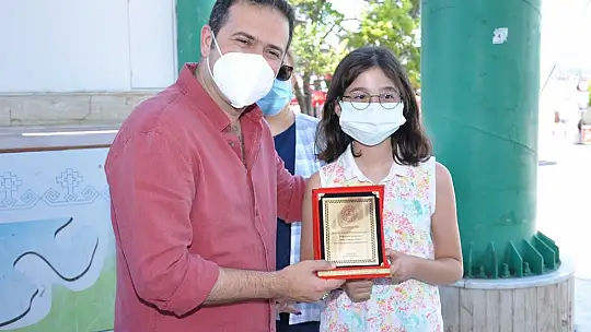 Okuma Yarışmasında başarılı olan öğrencilere hediyeleri törenle takdim edildi