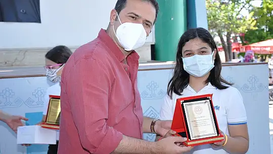 Okuma Yarışmasında başarılı olan öğrencilere hediyeleri törenle takdim edildi