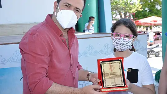 Okuma Yarışmasında başarılı olan öğrencilere hediyeleri törenle takdim edildi