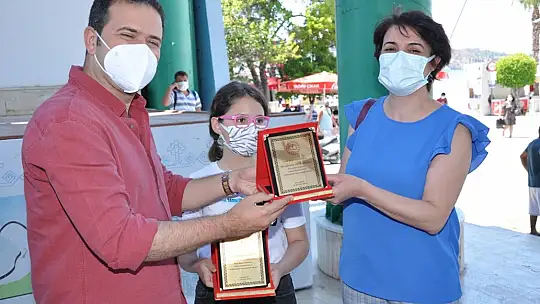 Okuma Yarışmasında başarılı olan öğrencilere hediyeleri törenle takdim edildi