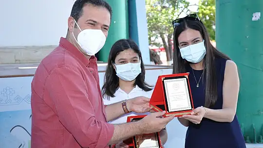 Okuma Yarışmasında başarılı olan öğrencilere hediyeleri törenle takdim edildi